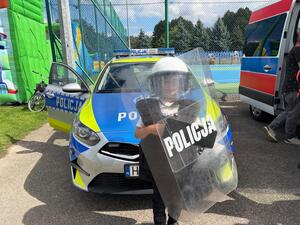 sprzęt policyjny prezentowany przez chłopca