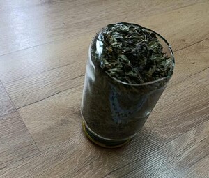Szklany słoik wypełniony suszem roślinnym